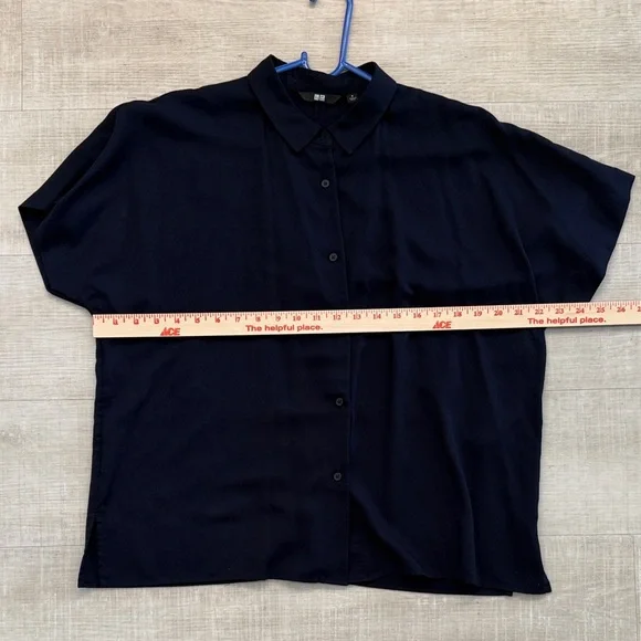 Uniqlo Dark Blue Button-Up Blouse size medium, short sleeve collared top - Picture 3 of 7